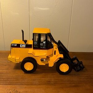 Caterpillar IT18F die cast loaded tractor
